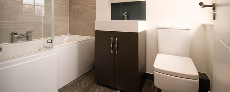 Das kleine Bad passend einrichten