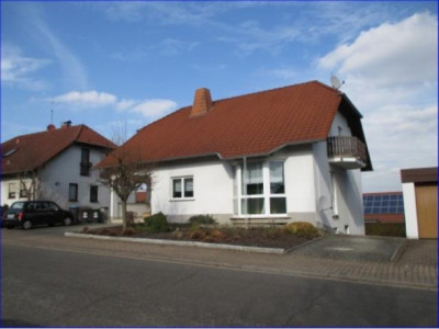 freistehendes 3 Familienhaus in schöner, ruhiger Höhenlagevon Püttlingen; Renditeobjekt