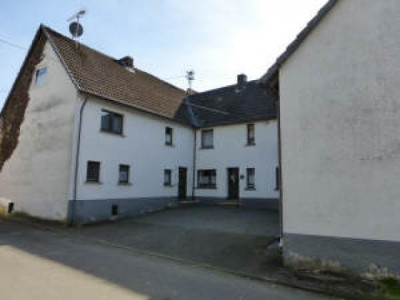 Idyllisch gelegenes Hofhaus mit Scheune und Stallung