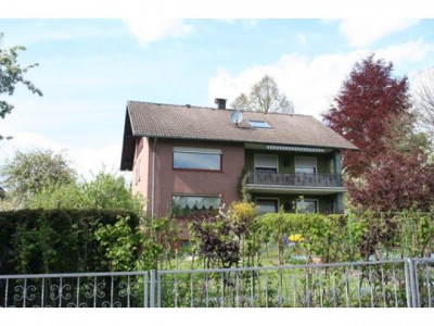 Zweifamilienhaus mit zwei Garagen und Carport