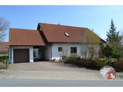 Gepflegt  und ab sofort frei! 1-2 Familienhaus mit EBK, 2 Bäder, Terrasse, Garten, Garage