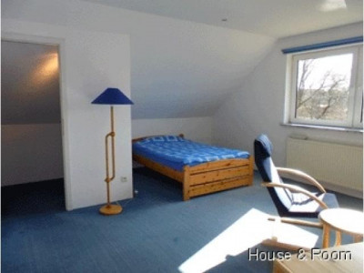 Im Stadtteil Alt-Osdorf: Einzelzimmer im Dachgeschoss.