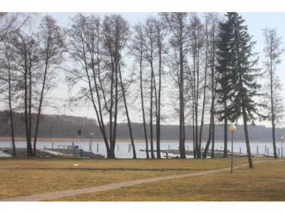 Attraktive Feriensiedlung mit massivem Ferienhaus sowie 6 Blockbohlenhäusern und einem Bootshaus in Seenähe