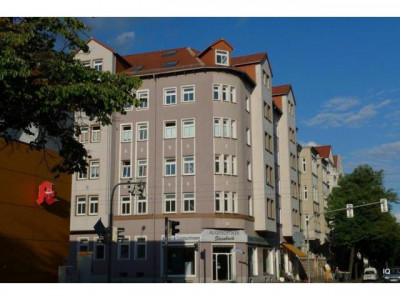 Freundliche 3-Zimmer-Wohnung mit PVC-Boden in Laminatoptik, Badewanne & einfacher Einbauküche