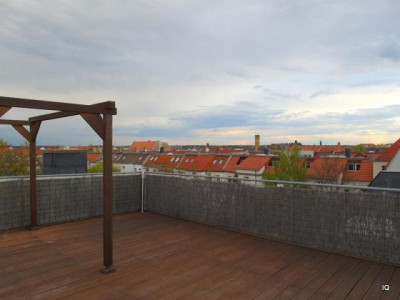 Über den Dächern der Stadt! Großzügige Dachwohnung mit Terrasse, neuem Laminatboden & Kaminofen!