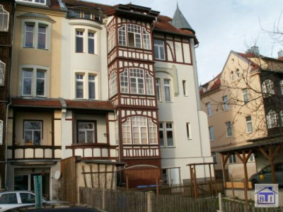 4-Raum-Whg mit Loggia, zusätzlich zur Heizung schöne Kachelöfen!