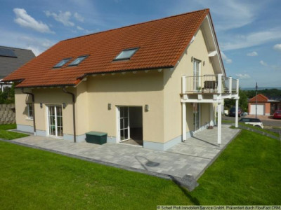 Schöne Erdgeschoßwohnung mit großer Terrasse und eigenem Garten im 2-Familienhaus in Newel-Beßlich mit guter Verkehrsanbindung in alle Richtungen