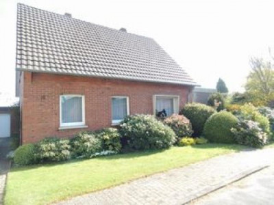 ***Büscher Immobilien*** Freistehendes Einfamilienhaus mit Keller, Garage und mit herrlichem Blick über landwirtschaftliche Flächen