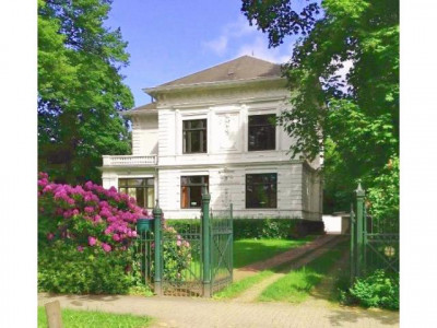 Repräsentative, denkmalgeschützte Luxusvilla in bester Lage von Neumünster