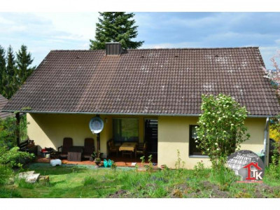 Sehr gepflegtes EFH mit zwei Garagen, großer Garten in Burgbernheim