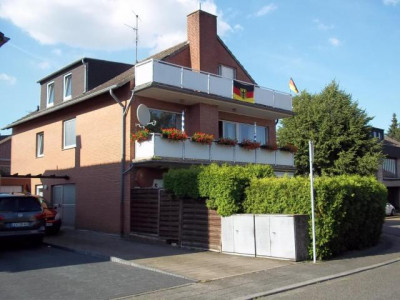 Helle 2 Zimmer Dachgeschosswohnung mit Balkon in BM-Quadrath