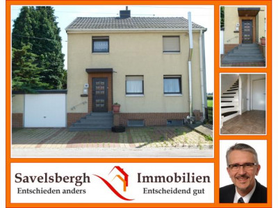 Freistehendes Einfamilienhaus mit langgezogenem Garten und Garage