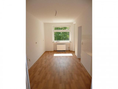 RENOVIERT!!! Schöne 3-Zimmer Wohnung bereits tapeziert und mit Bodenbelag ausgestattet!