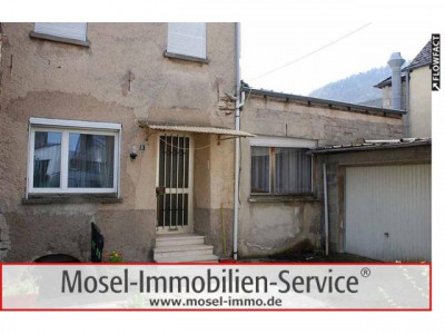 Kleines Haus mit Innenhof und Garage