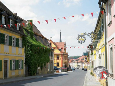 Zweifamilienhaus, 2002 saniert mit zwei Garagen in Scheßlitz