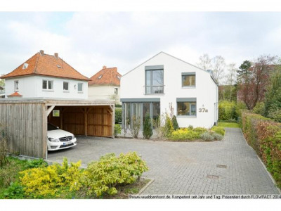 Neuwertiges, äußerst hochwertig ausgestattetes Einfamilienhaus mit Doppelcarport