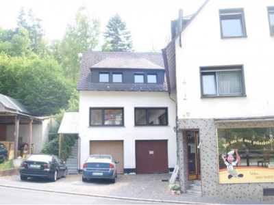 Zwangsversteigerung: Drei-/Vierfamilienwohnhaus mit Ladenlokal