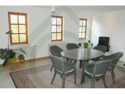 provisionsfrei: ruhig gelegene Zwei-Zimmer-Wohnung mit Einbauküche und Stellplatz