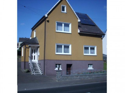 Großes Ein- bis Zwei- familienhaus mit Garten und Doppelgarage, provisionsfrei