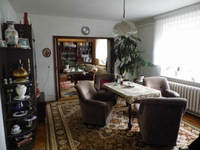 Dreiseitenhof mit Grundstück, Wohnhaus mit Nebengebäude und Stallungen