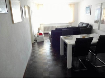 Schicke Etagenwohnung mit Echtholzparkett und Sonnenbalkon