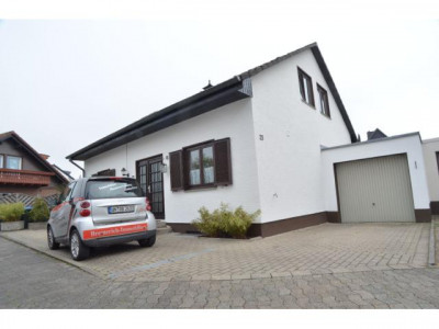 Freistehendes Haus mit Garten und Garage