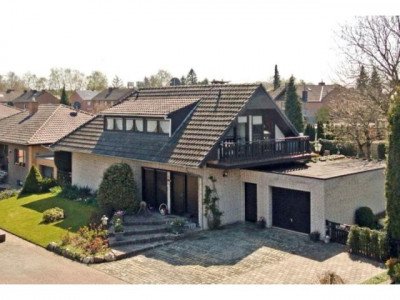 Freistehendes Einfamilienhaus mit Untergeschoss in ruhiger Lage und einem Traumgrundstück