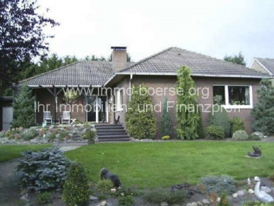 Natur pur mit hübschem Walmdachbungalow.