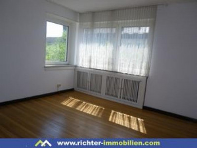 Komplett renovierte 4 ZKB in niveauvollem Haus