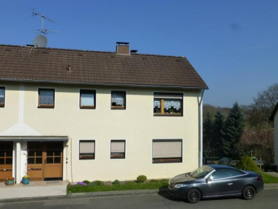 !! Sonnengelbes Haus mit vermieteter Wohnung !!