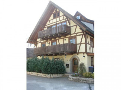 Nicht alltäglich 1992 neu aufgebaute Fachwerk Doppelhaushälfte mit Wasserkraft