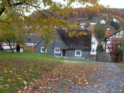 ** ZENTRALE LAGE - GEMÜTLICHES HAUS MIT GROSSEM GRUNDSTÜCK **