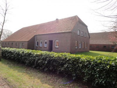 Gut erhaltener Resthof mit Scheune, Nebengebäuden in Nähe der Nordseeküste in Bockhorn