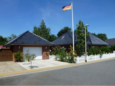 Exklusiver und topgepflegter Walmdachbungalow mit PKW-Garage in ruhiger Lage!