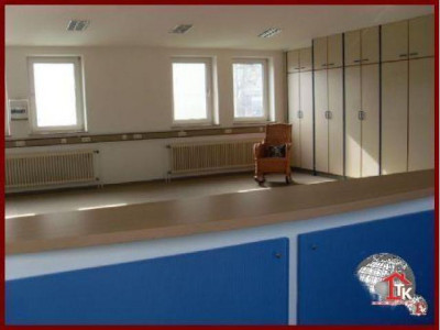 Großes, helles Bürogebäude in Würzburg