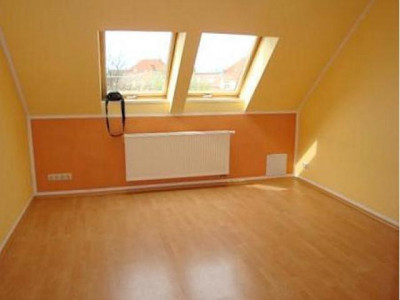 Böhlitz-Ehrenberg: Gemütliche 2-Zimmer-Dachwohnung mit Laminatboden, Essküche & Badewanne