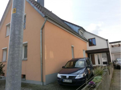 Einfamilienhaus mit großer Einliegerwohnung in ruhiger Lage. 230 m² Wfl. mit herrlichem Garten.