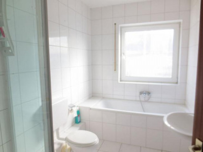 Etagenwohnung mit riesengroßem Balkon - Tageslichtbad mit Wanne und Dusche - Topzustand