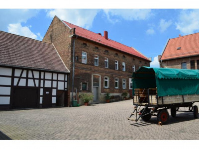 Großer Vierseitenhof mit viel Platz für ganze Familie und Tiere