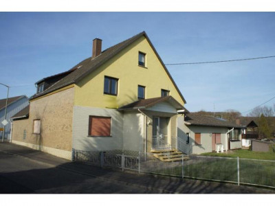** ZWEIFAMILIENHAUS MIT WINTERGARTEN UND GROSSEM GRUNDSTÜCK **