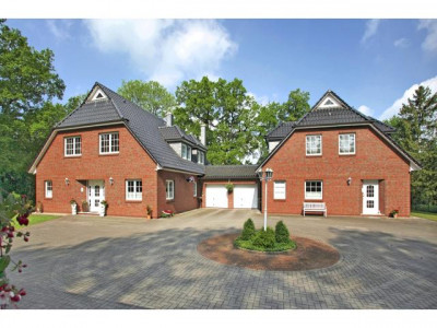 Feines Anwesen auf einer Warft. Interessant auch für Profi-Fußballer mit Familie.