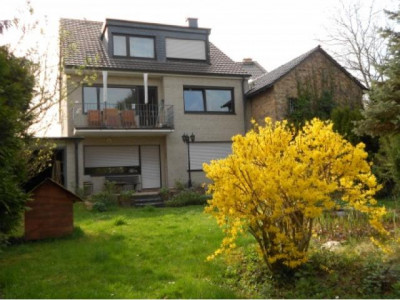 BONN-PÜTZCHEN, schöne 3-Zi.-ETW im 1. OG eines 3-Parteienhauses, ca. 92,5 m² Wfl., Balkon, Stellpl.