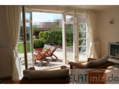 FLATmix.de / Helle Architekten-Doppelhaushälfte, mit Designermöbeln