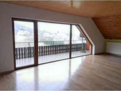 Großräumige DG-Wohnung mit großem Balkon - kautionsfrei