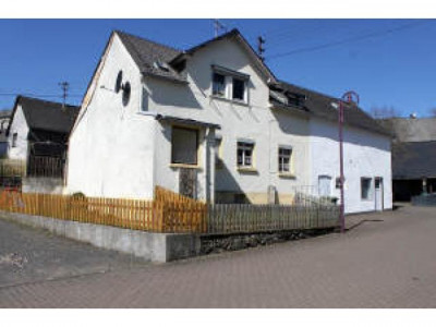 Einfamilienhaus mit Nebengebäude