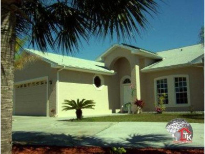 Traumhafte sonnige  Villa  mit Pool in Palm Bay,Ostküste Florida und eigenem See.