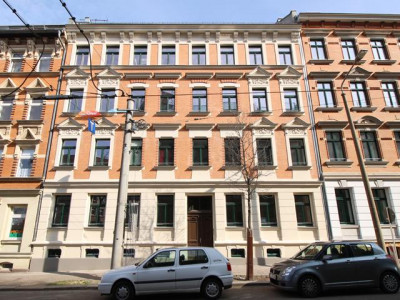 ERSTBEZUG - Tolle Wohnung mit Parkett, geräumiger Wohnküche, Balkon, Badewanne und Gäste-WC