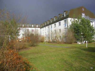 Ab Juni 2015: Ruhige 2-Zimmer-Wohnung mit Terrasse, offener Küche und Laminatboden