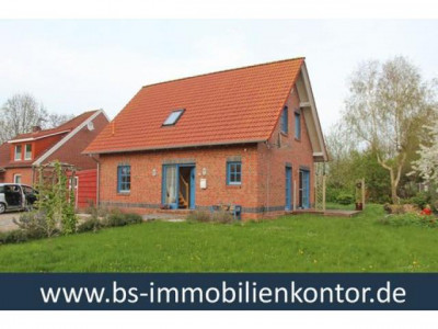 Nordseeküste ! Neuwertiges EFH mit Gartenanlage, Terrasse und PKW-Einstellplatz ruh.  Wohnlage !