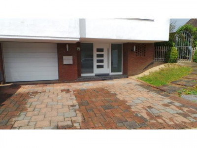 großzügiges Einfamilienhaus mit 3 neuen Badezimmern und sehr großen offenen Treppenhaus